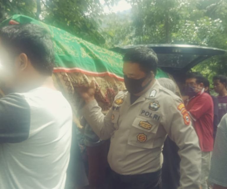 Dengar Info Kematian, Polisi Satu Ini Bergegas Melayat Hingga Menggotong Jenazah Warga ke Pemakaman