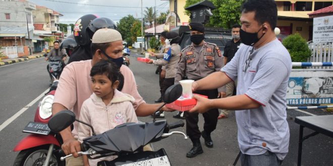 Buka Dapur Umum, Polres Bone Bagikan Berbagi Makanan dengan Warga