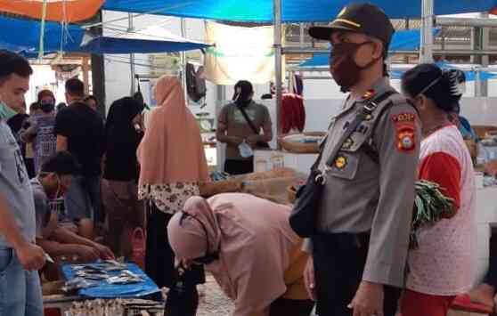 Masuk Pasar, Kapolsek Liliriaja Himbau Masyarakat Terapkan Physical Distancing