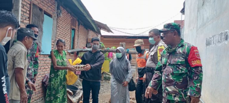 Peduli Warga Kurang Mampu, Bhabinkamtibmas Polres Palopo Bagikan Sembako dan Masker
