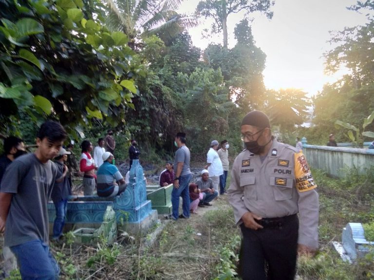 Ungkap Belasungkawa, Bhabinkamtibmas Polsek Wara Melayat dan Antar Jenaazah Warga ke Pemakaman