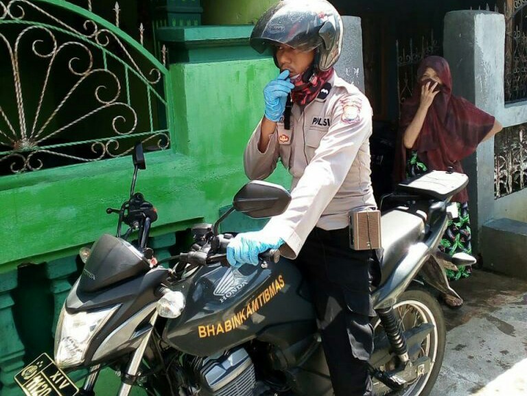 Keliling Kelurahan, Bhabinkamtibmas Polsek Wara Utara Himbau Warga Tidak Keluar Rumah