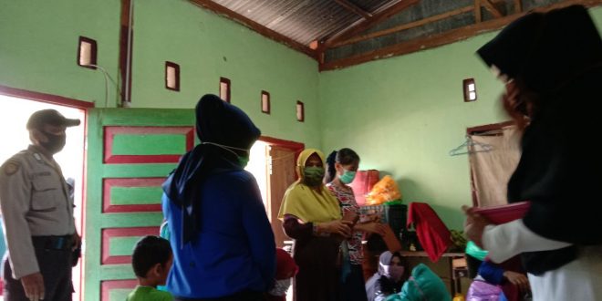 Antisipasi Penyelewengan, Bhabinkamtibmas Polsek Ponre Kawal Penyaluran Bansos