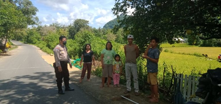 Masuk Kampung, Bhabinkamtibmas Polsek Balocci Himbau Warga Tidak Keluar Rumah