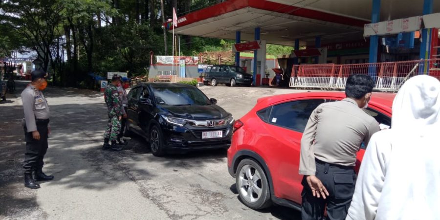 Kapolsek Tinggimoncong Terjun Langsung Edukasi Warga Untuk Tetap Dirumah