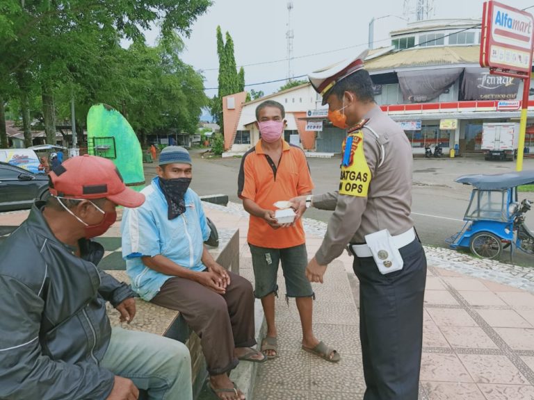 Kumpulkan Pengemudi Bentor, Kasat Lantas Polres Pangkep Bagikan Masker dan Makanan