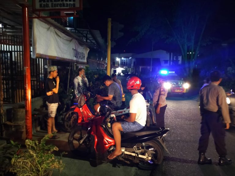Razia Tempat Keramaian, Sabhara Polres Enrekang Bubarkan Warga yang Kumpul
