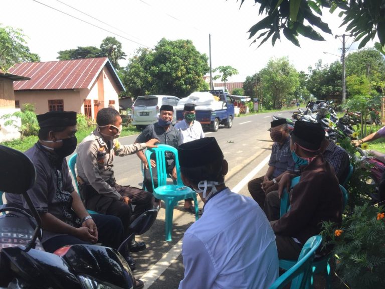 Turut Berduka Cita, Bhabinkamtibmas Polsek Mappakasunggu Melayat Kerumah Warganya yang Berduka