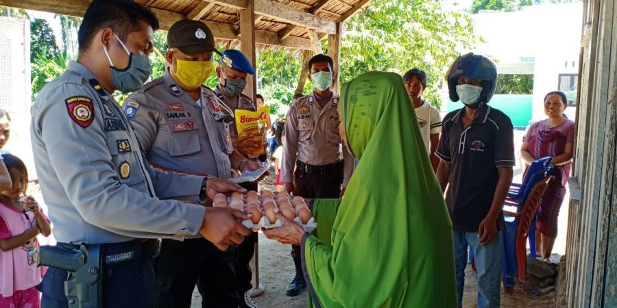 Berbagi Sembako, Wujud Kepedulian Polsek Mappedeceng Terhadap Warga Terdampak Covid-19