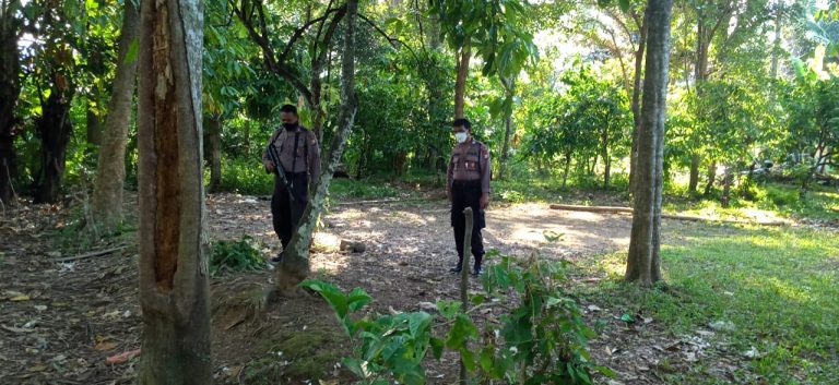 Ditengah Pandemi Covid-19, Aparat Polsek Lamasi Bubarkan Warga yang Berjudi