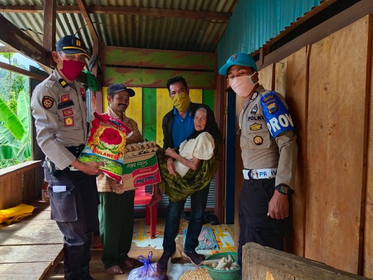 Rentan Terpapar, Warga Lansia di Desa Curio Dapat Bantuan Sembako dari Polisi