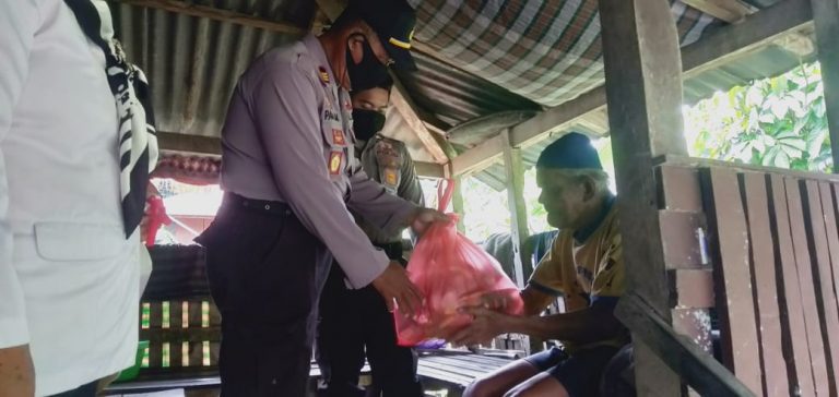 Berbagi Sembako, Cara Kapolsek Enrekang Awali Bulan Ramadhan