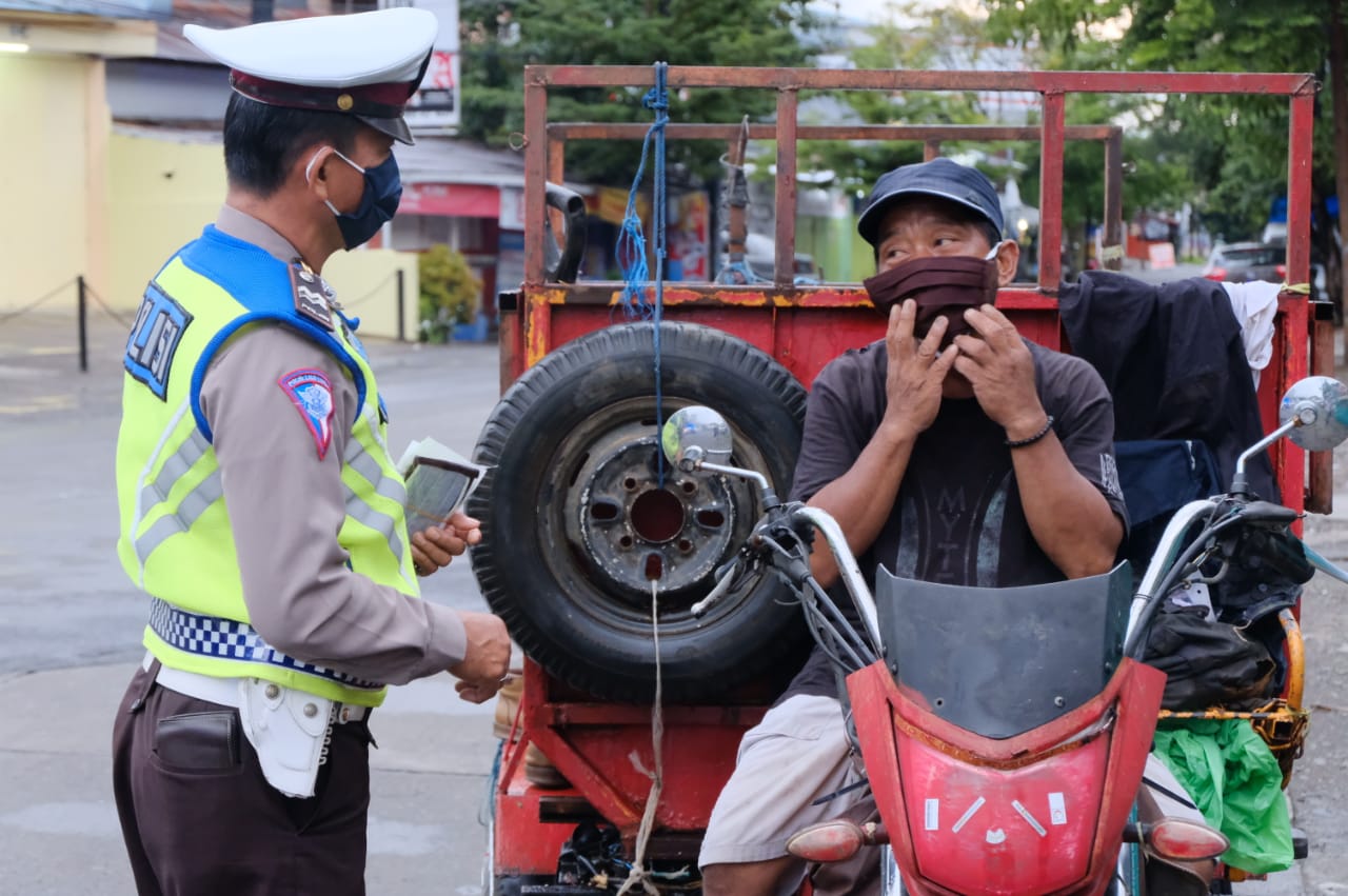 Ditlantas Polda Sulsel bersama Bhayangkari Bagi Bagi Masker kepada Warga