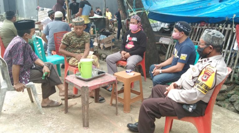 Ungkap Belasungkawa, Bhabinkamtibmas Polsek Minasatene Melayat Kerumah Warga