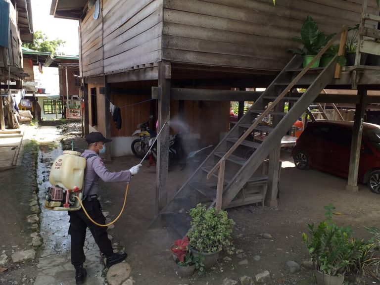Upaya Putus Rantai Covid-19, Bhabinkamtibamas Polsek Anggeraja Semprot Disinfektan Dirumah Warga
