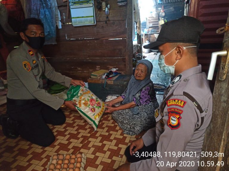 Tergerak Hatinya Terhadap Warga Terdampak Covid-19, Kapolsek Anggeraja Berikan Bantuan