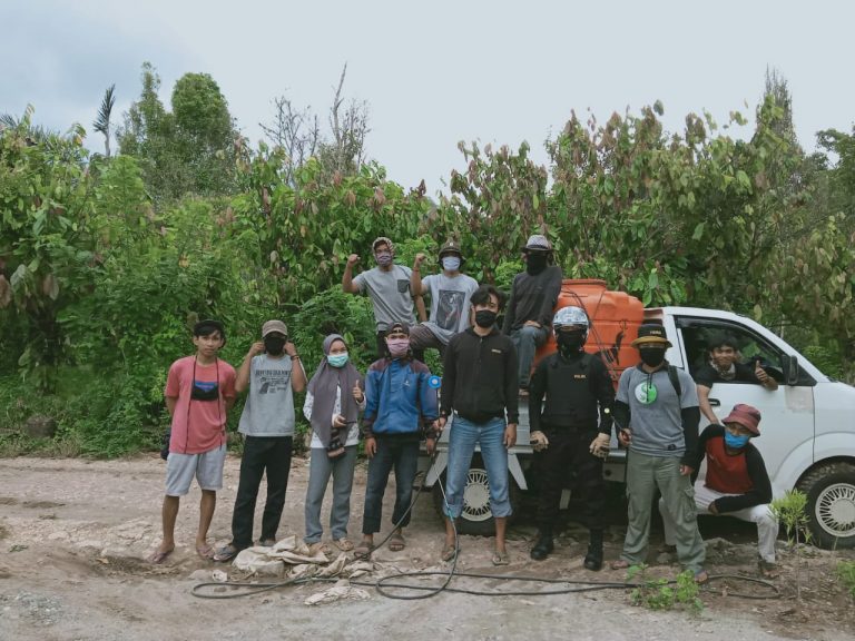Usai Keliling Desa Jelaskan Bahaya Covid-19, Polisi Ini Lanjut Semprot Pemukiman Warga