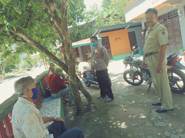 Sambangi Warga, Bhabinkamtibmas Polres Enrekang Himbau Terapkan Physical Distancing