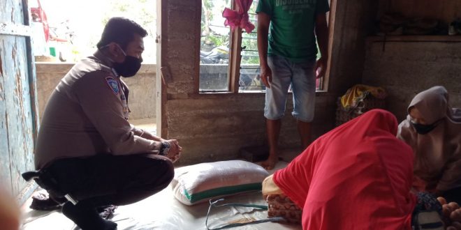 Pastikan Tepat Sasaran, Bhabinkamtibmas Polres Bone Pantau Pendistribusian Bansos di Desa Salebba