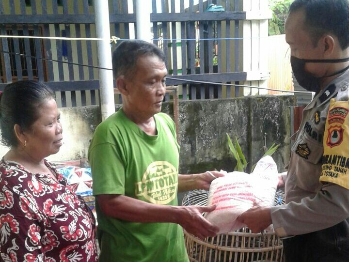 Ditengah Pandemi Covid-19, Polsek Ujung Tanah Berbagi Sembako kepada Warga Kurang Mampu