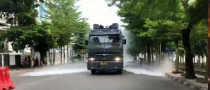 Polres Pelabuhan Makasaar Kembali Turunkan Mobil Water Canon Semprot Disinfektan Dijalan Raya