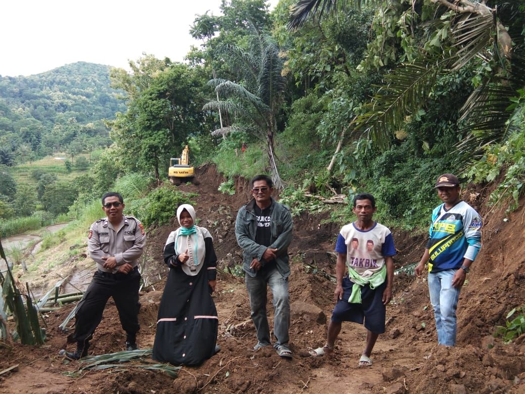 Pantau Proyek Desa, Bhabinkamtibmas Polsek Bulupoddo Ingatkan Dana Desa Untuk Kesejahteraan Masyarakat
