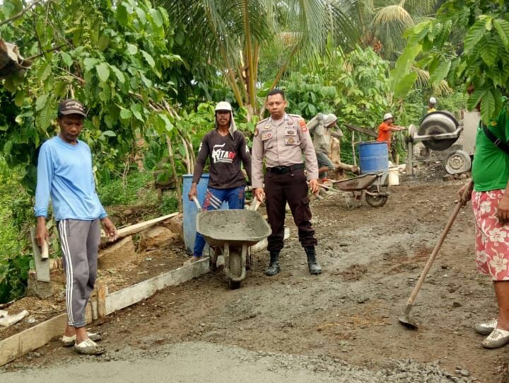 Antisipasi Penyalahgunaan Dana Desa, Bhabinkamtibmas Awasi Pembangunan Rabat Beton di Dusun Aholliang