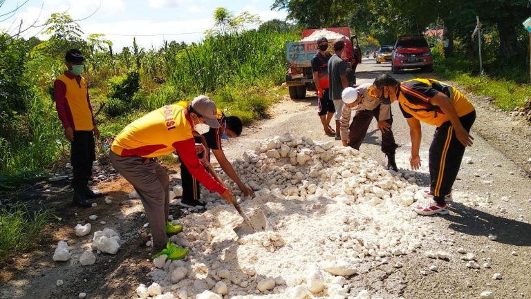 Prihatin dengan Kondisi Jalan, Kapolsek Tellu Timbuan Jalan Berlubang dengan Alat Seadanya