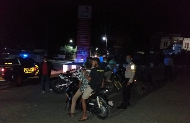 Cegah Penyebaran Covid-19, Aparat Polsek Anggeraja Bubarkan Pemuda yang Nongkrong