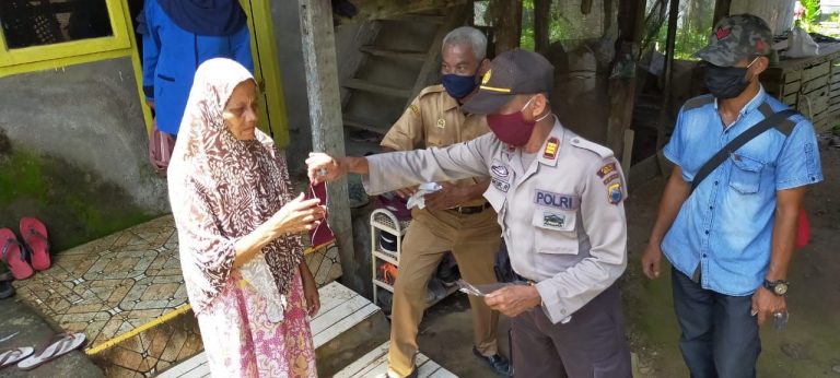 Luar Biasa, Kapolsek dan Danramil di Sinjai Masuk Desa Bagikan Masker Gratis