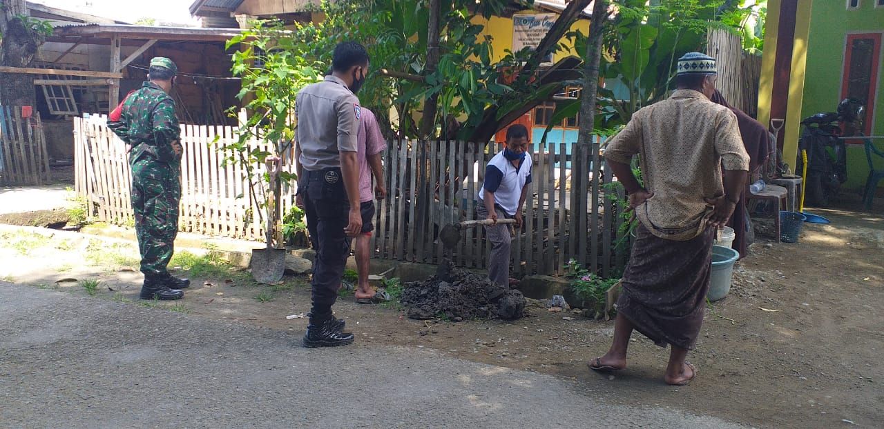 Tindak Lanjuti Laporan Penutupan Saluran Air, Bhabinkamtibmas Inisiatif Kerja Bakti bersama Warga