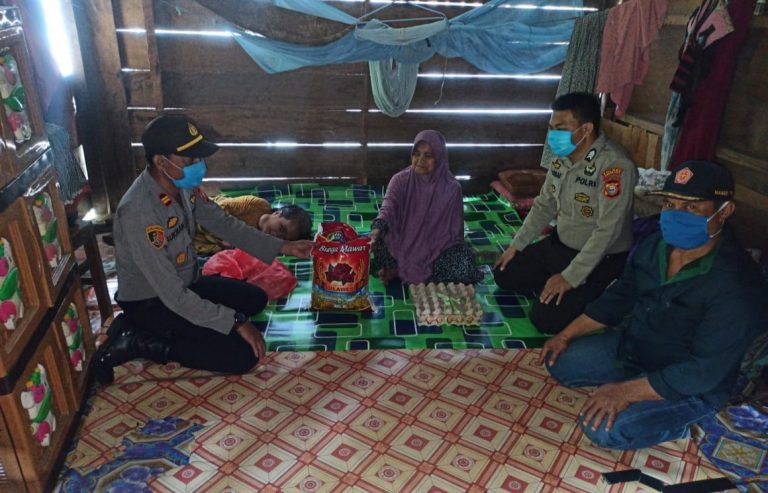 Bantu Ekonomi Warga di Masa Pandemi Covid-19, Kapolsek Anggeraja Beri Sembako