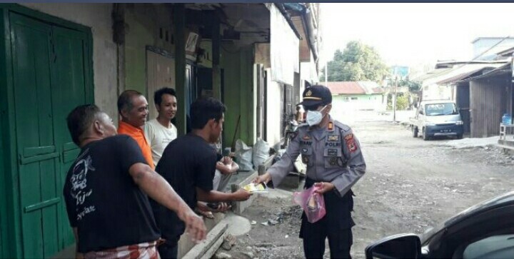 Cegah Penyebaran Virus Covid-19, Kapolsek Tellu Siattinge Bagikan Masker kepada Warga