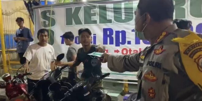 Tidak Hanya Membubarkan Kumpulan Warga, Kapolrestabes Makassar Juga Bagikan Masker Gratis
