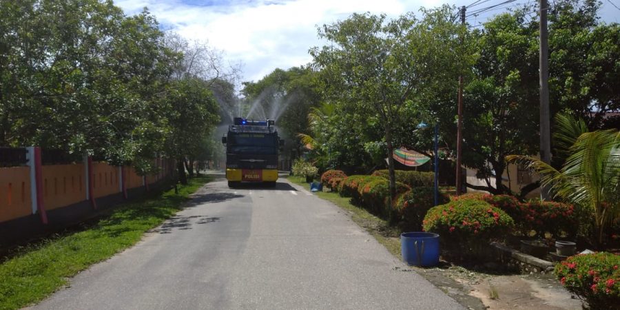 Terjunkan Mobil Water Canon, Polres Luwu Utara Semprot Disinfektan di Desa Balebo