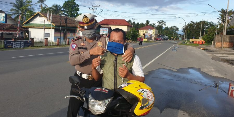 Tindak Lanjuti Wajib Masker, Satlantas Polres Luwu Utara Bagi Masker Gratis di Jalan