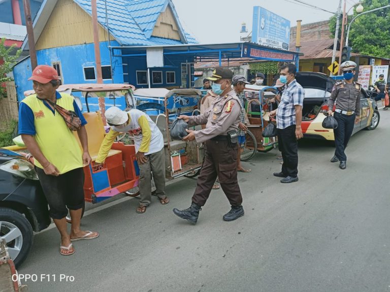Bantu Warga Kurang Mampu, Kapolsek Watang Sawitto Bagi Bagi Sembako