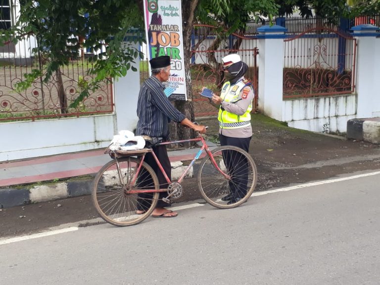 Operasi Keselamatan, Kasat Lantas Polres Takalar Bagikan Masker kepada Masyarakat