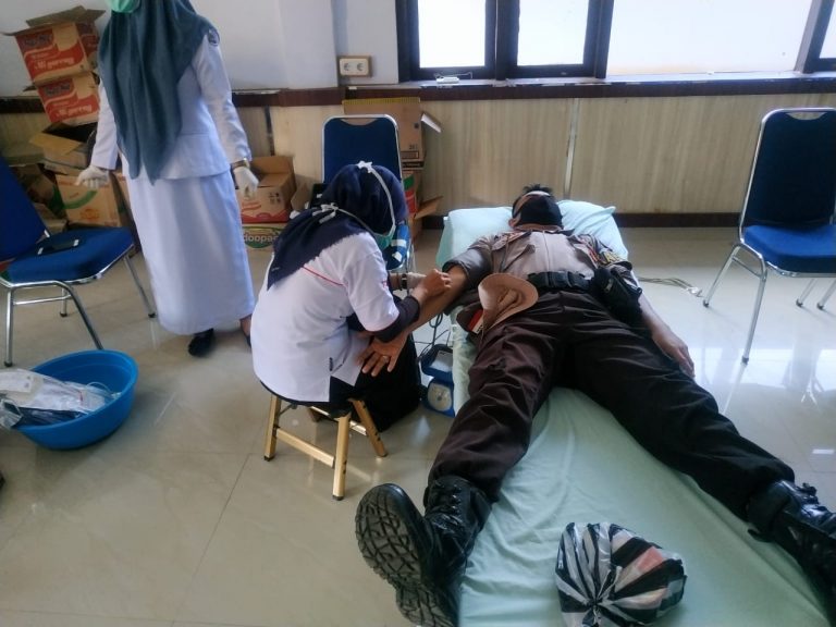 Gelar Aksi Kemanusiaan, Personel Polres Enrekang Ikut Donor Darah