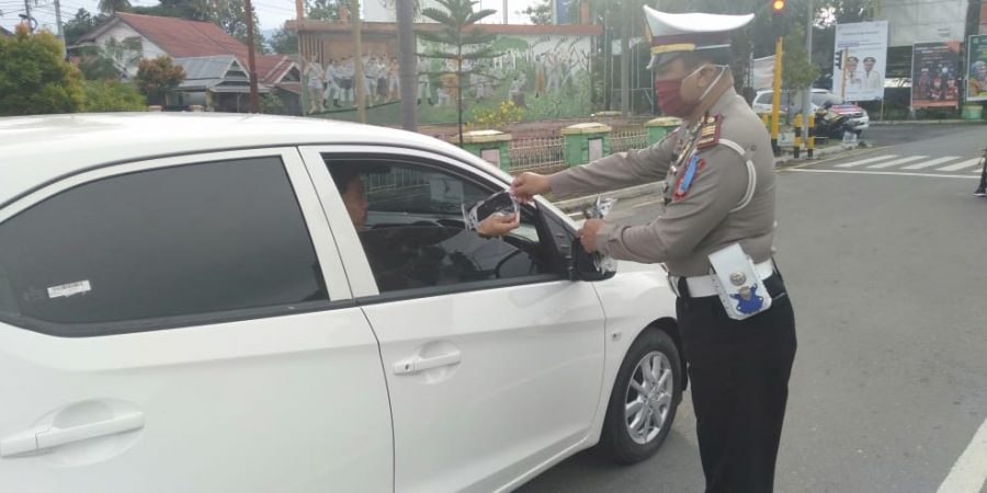 Bagikan Masker Gratis, Cara Polres Lutra Putus Rantai Covid-19