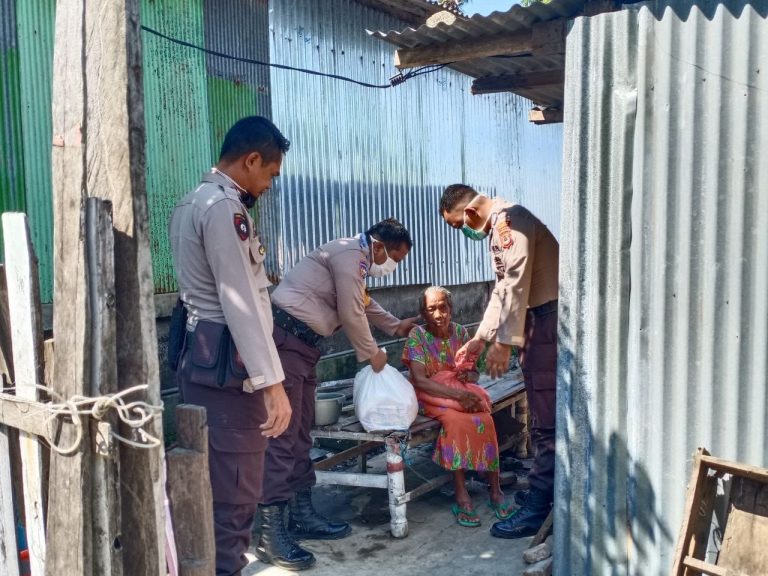 Prihatin dengan Warga yang Terdampak Covid-19, Polsek Galut Berikan Bantuan Sembako