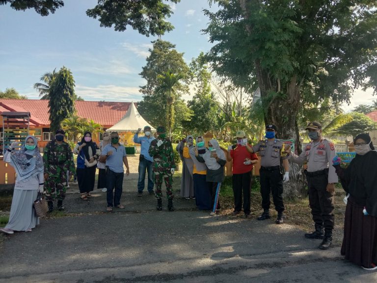 Cegah Penyebaran Covid-19, Kapolsek Mappedeceng Bagikan Masker kepada Pengendara