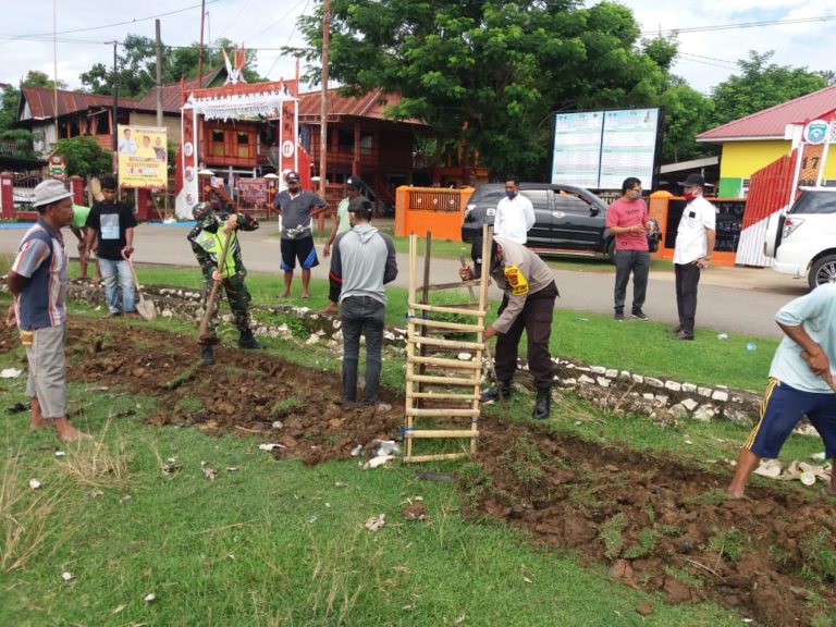 Gotong Royong bersama Warga, Bhabinkamtibmas Polsek Labakkang Ingatkan Jaga Jarak