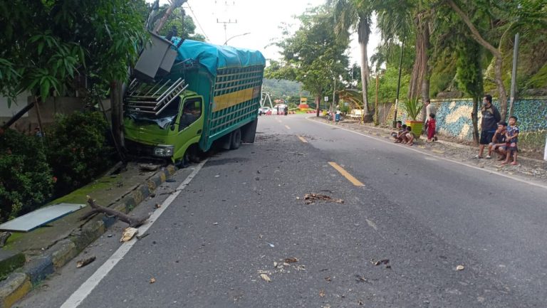 Laka Tunggal, Sebuah Mobil Truk di Enrekang Tabrak Tiang Listrik