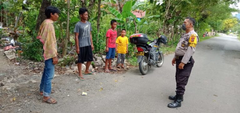 Masuk Kampung, Bhabinkamtibmas Polsek Balocci Beri Himbauan Tidak Keluar Rumah