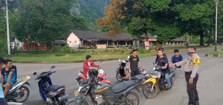 Pastikan Maklumat Kapolri Diindahkan, Bhabinkamtibmas Polsek Balocci Bubarkan Warga yang Berkumpul