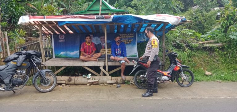 Himbau Warga Dirumah Saja, Personil Polsek Balocci Keliling Kampung
