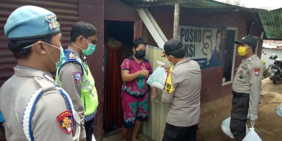 Tidak Hanya Beri Himbauan, Polres Gowa Juga Bagi Sembako kepada Warga Terdampak Covid-19