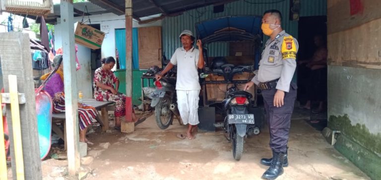 Sambang Kerumah Rumah Warga, Bhabinkamtibmas Polsek Balocci Himbau Tidak Keluar Rumah
