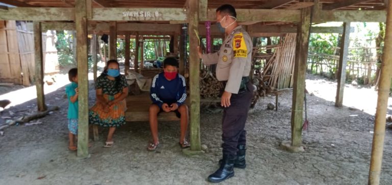 Dari Rumah Kerumah, Bhabinkamtibmas Polsek Balocci Ingatkan Warga Tidak Keluar Rumah